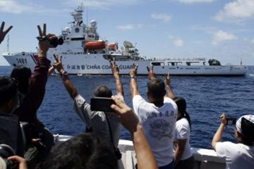 Trường Sa: Tàu Philippines “qua mặt” tàu Trung Quốc 