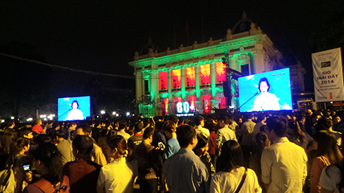 Giây phút người dân Hà Nội tắt đèn hưởng ứng