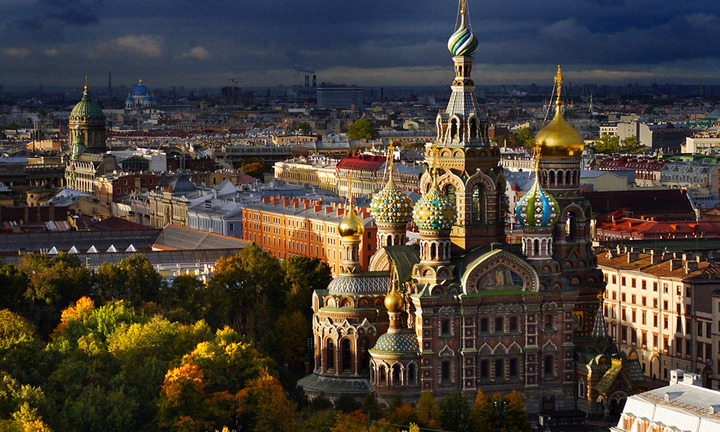 Nhìn xuống thành phố St. Petersburg tráng lệ từ trên cao