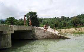 Đau xót hai nữ sinh chết chìm trong hồ nước