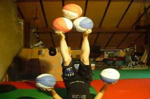 Cô gái tài năng biểu diễn tung hứng 5 trái bóng bằng tay chân