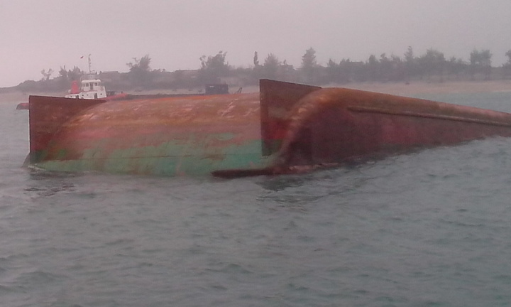 Lật xà lan tại cảng, 1 người mất tích