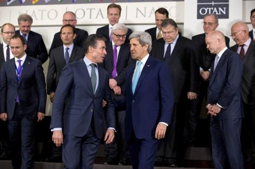 NATO tẩy chay Nga, ve vãn Ukraine