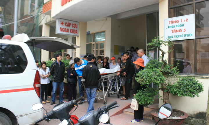 Tông trực diện xe container, đôi nam nữ tử vong