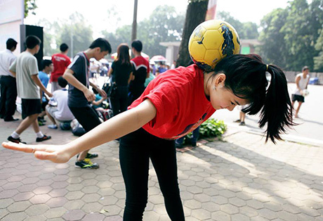 Hot girl Việt Nam trình diễn kỹ năng tâng bóng điệu nghệ