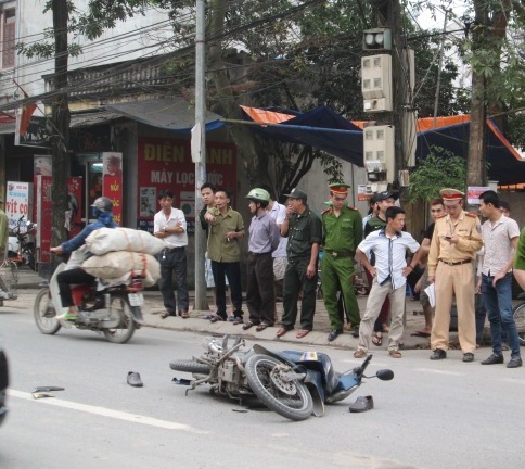 Hà Nội: Xe máy đối đầu, một nữ sinh nguy kịch