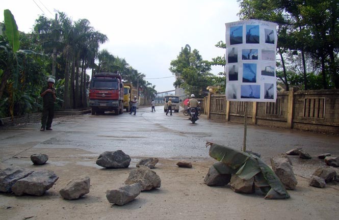 Gần 100 người bao vây nhà máy xi măng, sản xuất bị đình trệ
