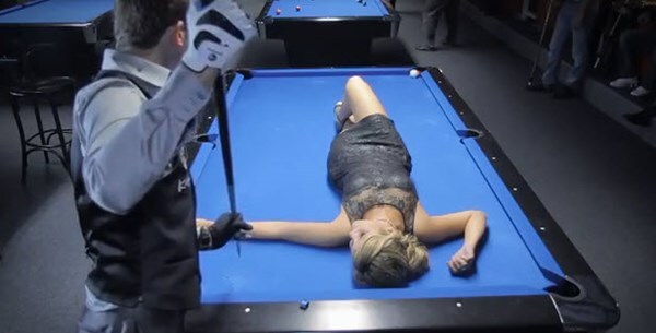 Siêu cơ thủ trổ tài đánh bi-a qua 2 chân dài sexy