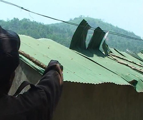 Lốc xoáy kinh hoàng, hàng trăm mái nhà bị cuốn phăng