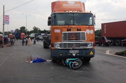 Cả nhà bị cuốn vào container, bé 18 tháng tử vong