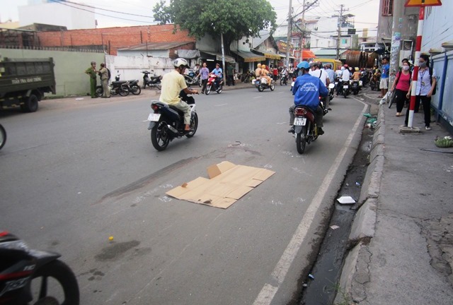Sau va chạm xe máy, một phụ nữ bị xe tải cán chết 