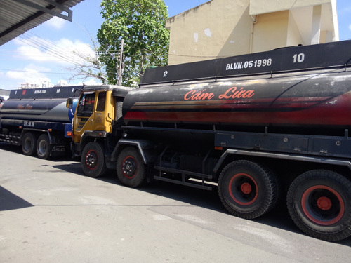 TP HCM: Phát hiện nhiều xe bồn chở dầu pha nước 