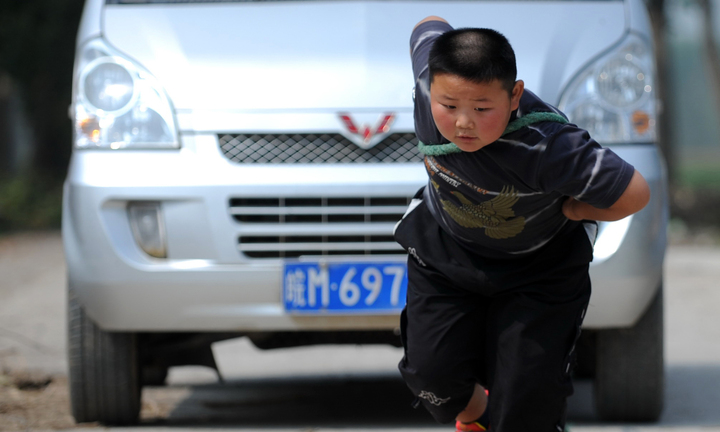 Video: 7 tuổi lôi chiếc xe nặng 2 tấn chạy bon bon trên đường