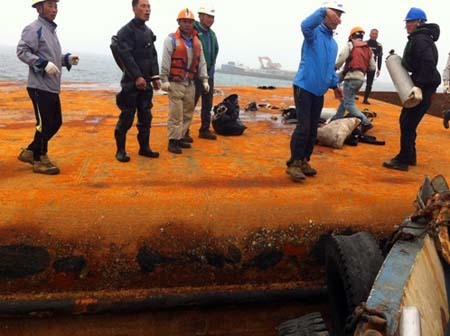 Hà Tĩnh: Tìm thấy thi thể nạn nhân vụ lật sà lan