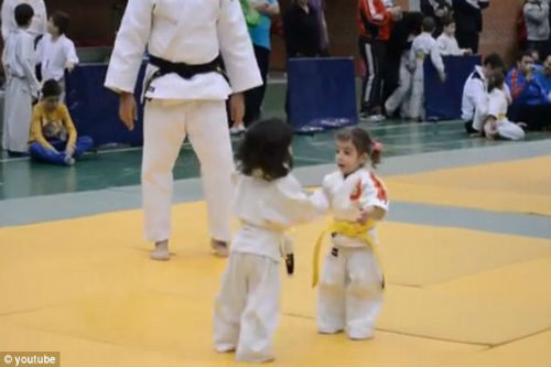 Clip: Trận Judo “gay cấn” của 2 nữ võ sĩ dưới 5 tuổi