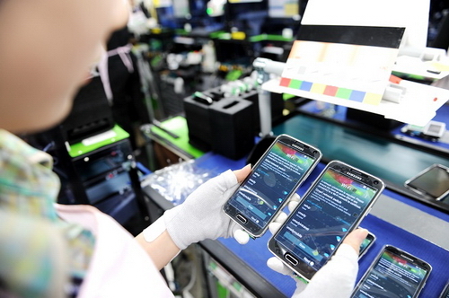 Có gì bên trong nhà máy sản xuất Galaxy S5 ?