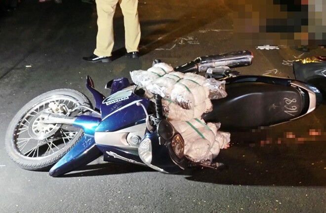 Va chạm xe máy: Người chở hàng bị xe khách cán chết 