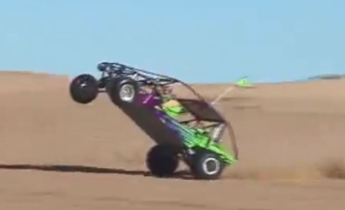 Ngả mũ màn bốc đầu xe địa hình của cậu bé 10 tuổi