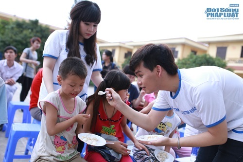 Trương Phương, Trung Quân tới thăm trẻ em làng Hữu nghị Việt Nam