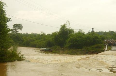 7 học sinh rủ nhau lội qua sông, 1 em mất tích