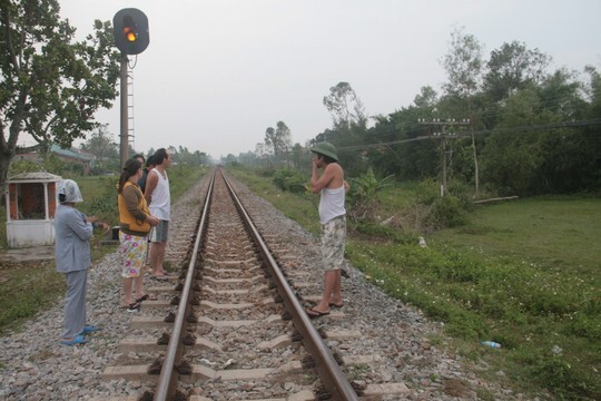 Cắt cổ người yêu rồi lao vào tàu hỏa tự tử vì...bị từ hôn