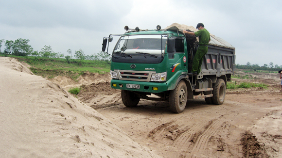 Điểm khai thác cát trái phép... được xã “tạo điều kiện”