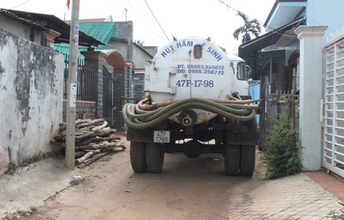 Thua kiện, mang xe hút bể phốt “khủng bố” em ruột