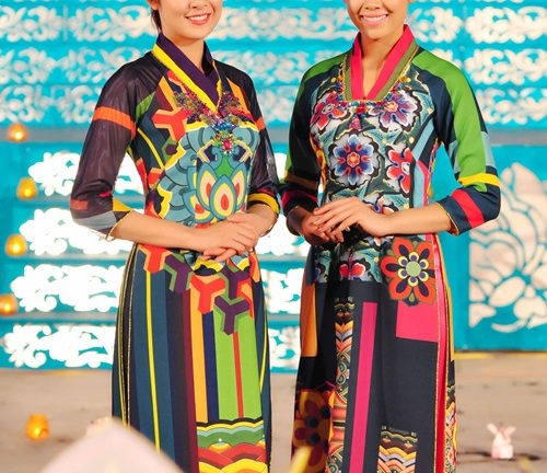 Ngọc Hân ra mắt BST áo dài Hàn Quốc tại Festival Huế