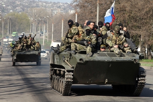 Đoàn xe bọc thép Ukraina treo cờ Nga: Đào ngũ hay nội gián?