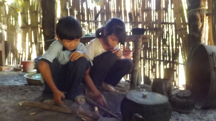 Cha mẹ tâm thần, bốn chị em dần bỏ học