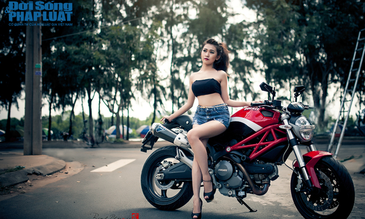 “Qủy nhỏ” Ducati Monster khoe dáng ngọc bên hotgirl Sài thành