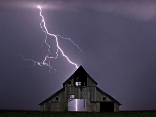 Hy hữu, bé trai bị sét đánh cháy tóc, suýt chết