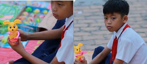Xúc động bé trai nhỏ tuổi bán đồ chơi dạo nuôi bà ngoại già yếu