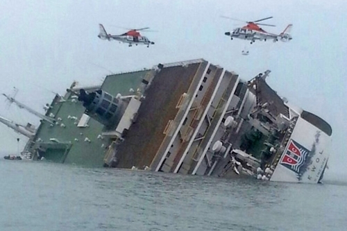 Nữ thuyền viên quên mình cứu hành khách chìm phà 