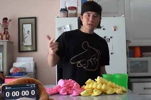 Kinh ngạc chàng trai ăn 100 viên kẹo xốp chỉ trong hơn 2 phút