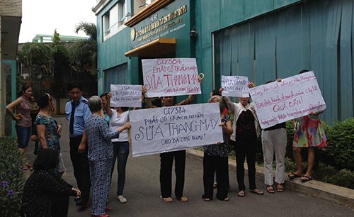 Cư dân giăng biểu ngữ “đuổi” chủ đầu tư chung cư