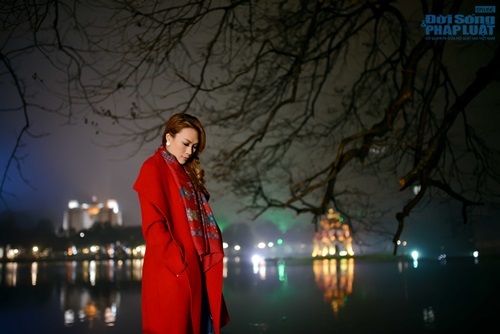 Mỹ Tâm lãng mạn dạo phố đêm Hà Nội