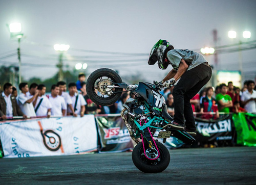 Đội hình xe phân khối lớn “dàn trận” nẹt pô, bốc đầu trên phố