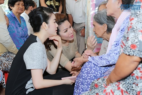 Lý Nhã Kỳ tổ chức mổ mắt cho 300 bệnh nhân đục thủy tinh thể