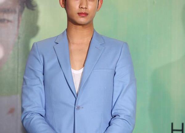  Kim Soo Hyun bị lên án vì yêu cầu fan Việt đứng lên tưởng niệm 