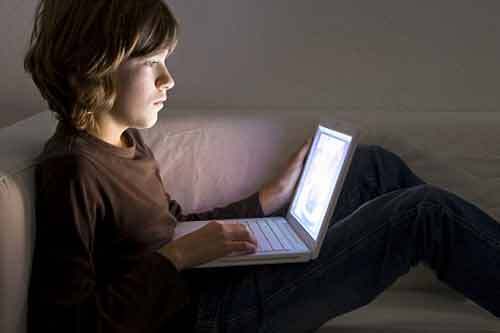 Cậu bé 10 tuổi hãm hiếp nam sinh cùng lớp vì xem phim khiêu dâm