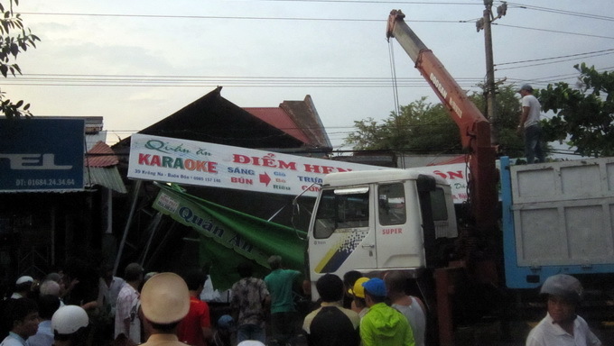 Gió lốc sập mái tôn, đè 1 người chết, 2 người bị thương