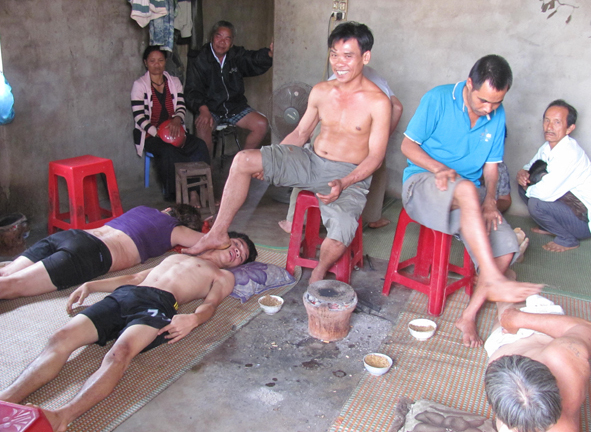 “Thầy lang” chữa bệnh bằng...chân