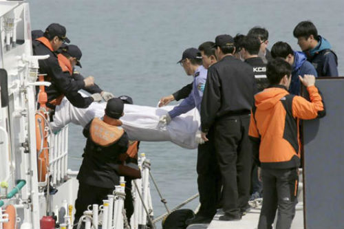 Chìm phà Sewol: Thi thể các học sinh đều bị gãy ngón tay