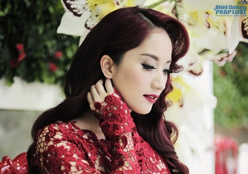 Khánh Thi kiêu sa rực rỡ như đóa hồng