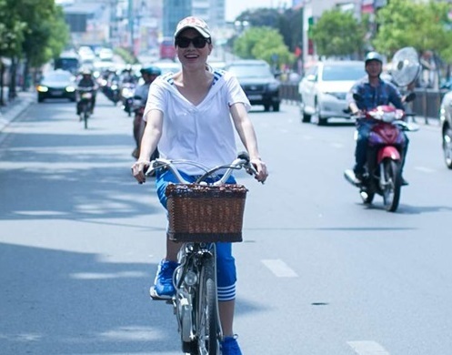 Mỹ Tâm diện đồ giản dị đạp xe đến gặp fan