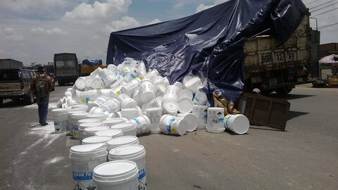 Xe tải vỡ thùng, hàng trăm thùng thuốc tẩy đổ tràn quốc lộ