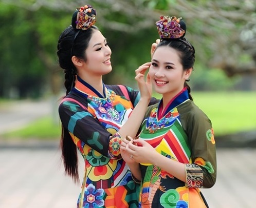 Ngọc Hân - Na Uy diện áo dài dịu dàng nơi xứ Huế mộng mơ