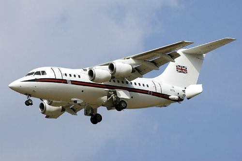 Máy bay hạ cánh khẩn cấp vì động cơ cháy trên không