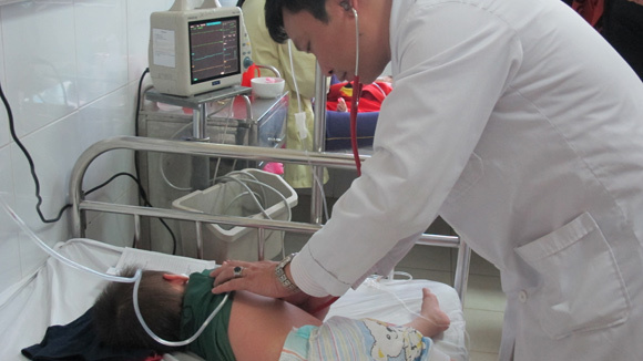 Cứu sống bé 11 ngày tuổi mắc sởi kèm biến chứng